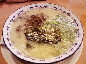 2008 0824 01 300x225 「なんでんかんでん」で豚骨ラーメン　替玉も追加